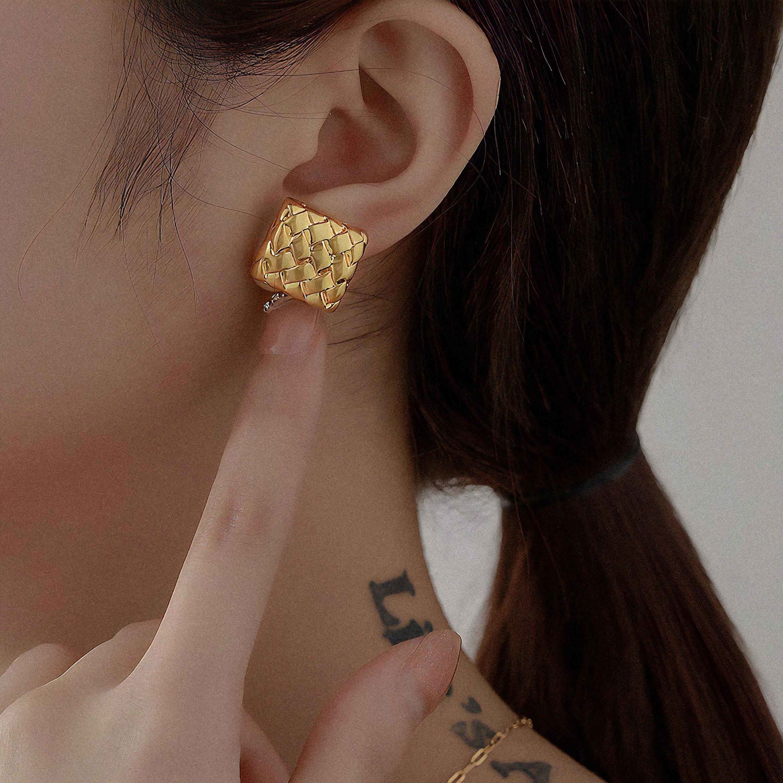 ROSEANNE JEWELRY Earstud HELM